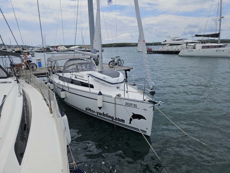 Hire Sailboat Bavaria with a boat licence