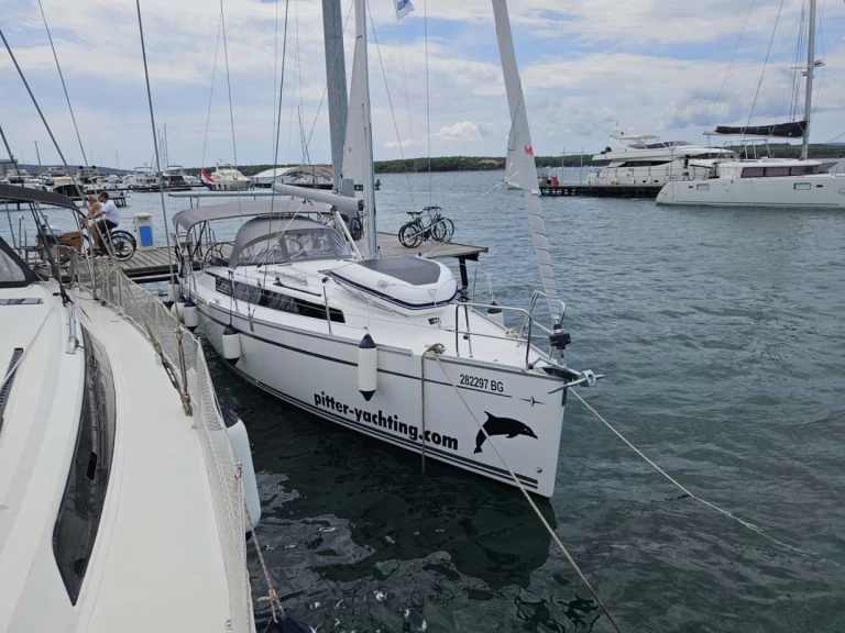 Hire Sailboat Bavaria with a boat licence