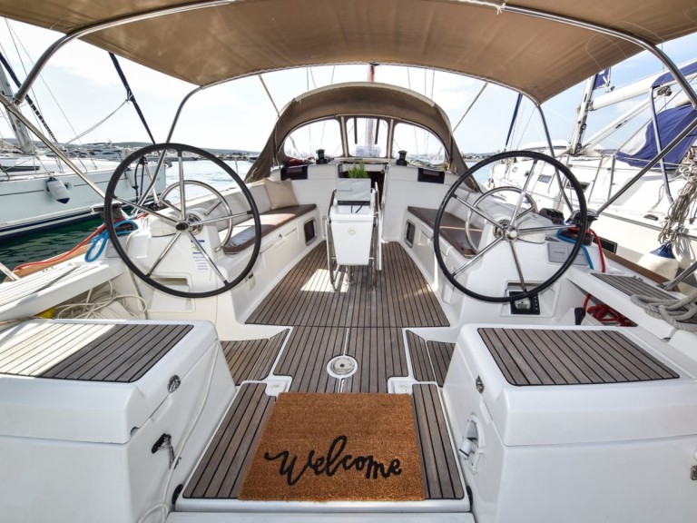 Hire Sailboat Jeanneau with a boat licence