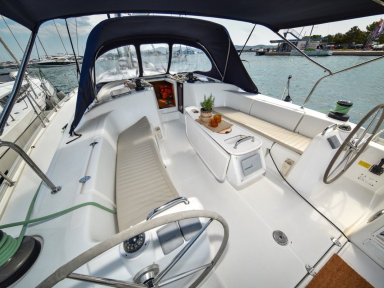 Hire Sailboat Bénéteau with a boat licence