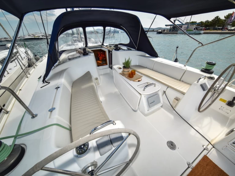 Hire Sailboat Bénéteau with a boat licence