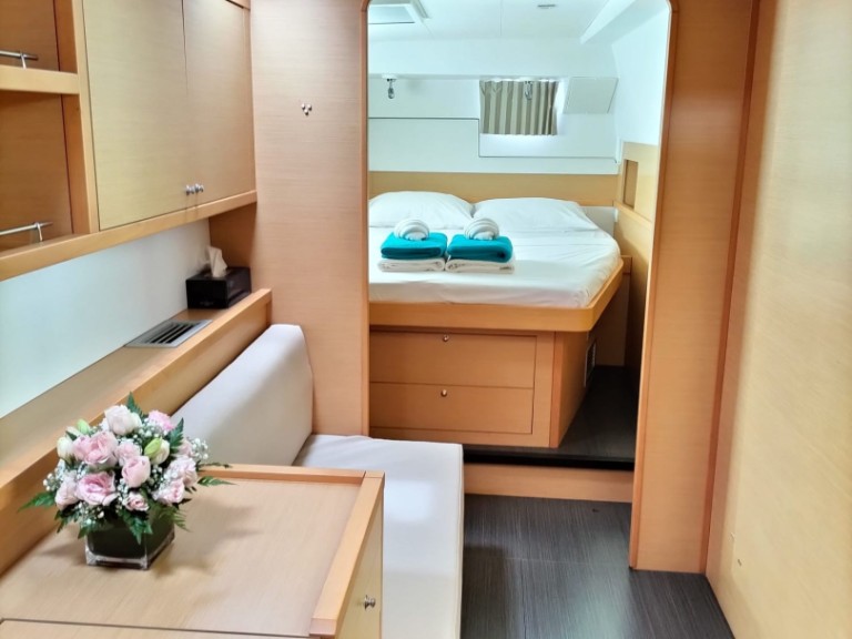 Hire Catamaran Lagoon with a boat licence