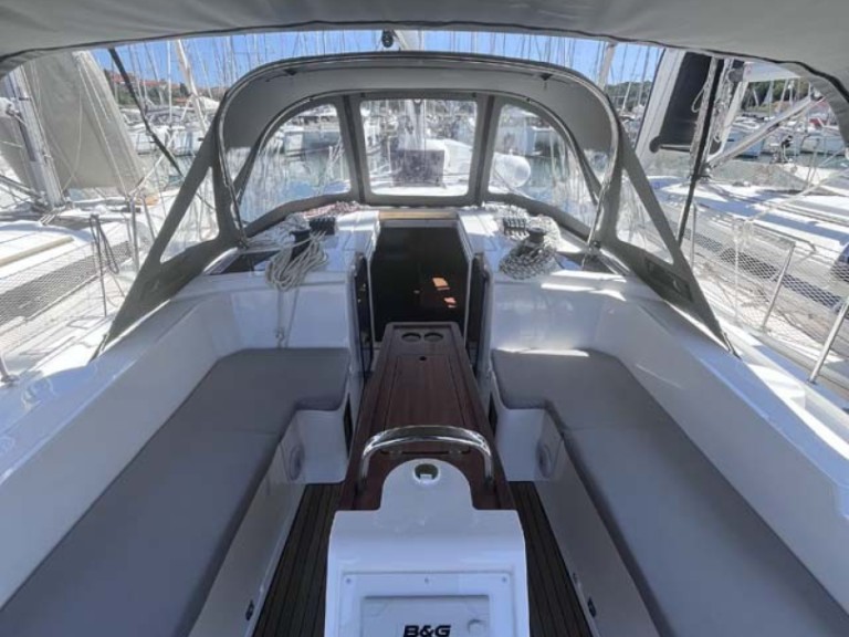 Yacht hire Pula cheap Bavaria C38