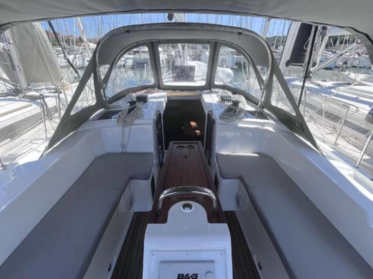 Yacht hire Pula cheap Bavaria C38