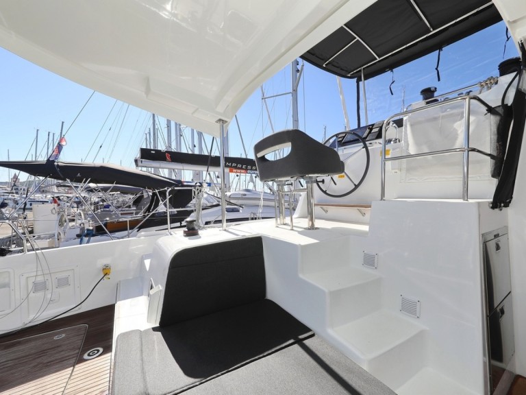 Hire Catamaran Lagoon with a boat licence