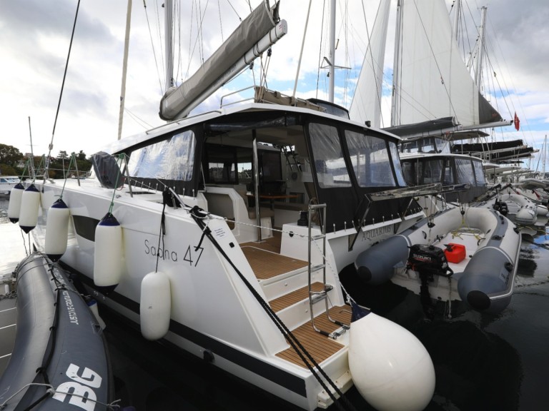 Hire Catamaran Fountaine Pajot with a boat licence