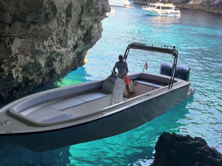 Motorboat hire in Xemxija - Crown Coronet