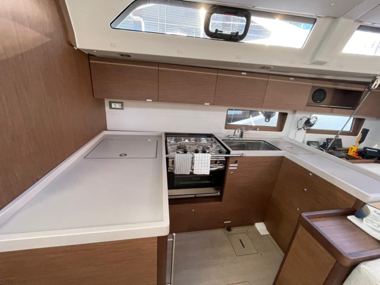 Sailboat to hire Santa Cruz de Tenerife at the best price