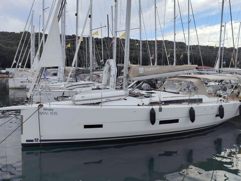 Charter a Dufour Dufour 430 in Marina Veruda on Samboat