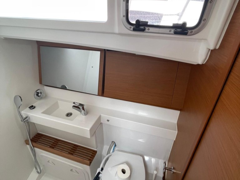 Hire Sailboat with or without skipper Jeanneau Palma de Mallorca