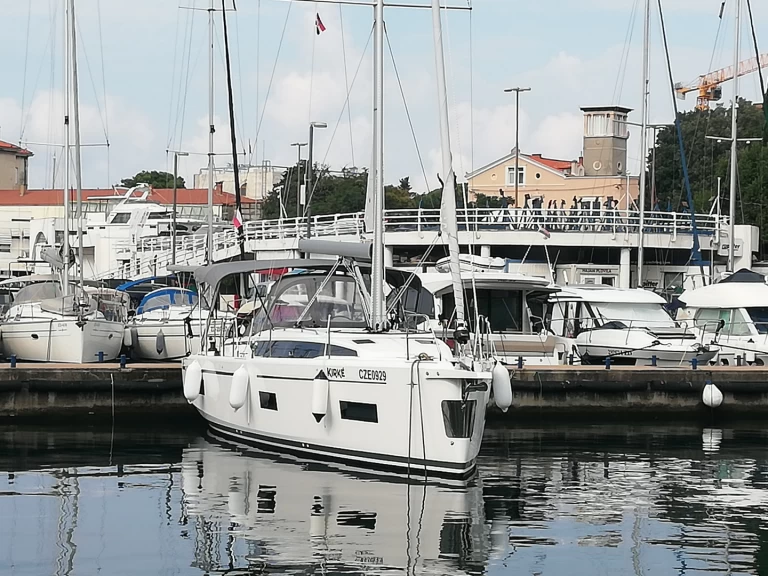 Hire a Bavaria Bavaria C38 (2 heads) Zadar
