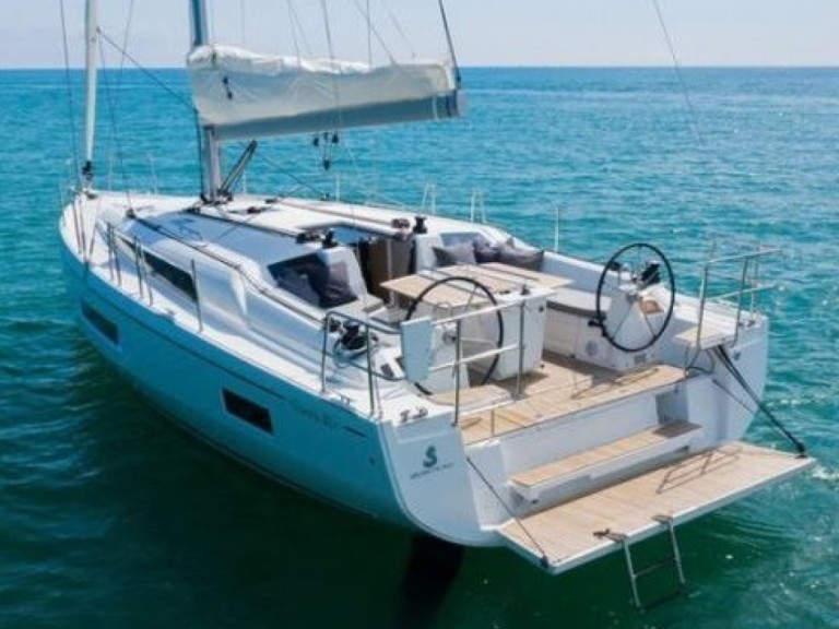 Charter a Bénéteau Oceanis 40.1 in Port du Crouesty on Samboat