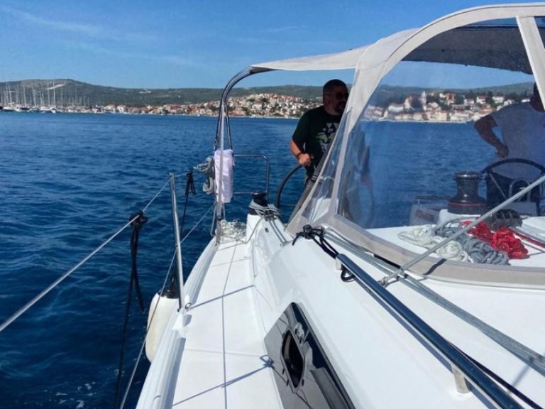 Charter a Bénéteau Oceanis 34.1 in Rogoznica on Samboat