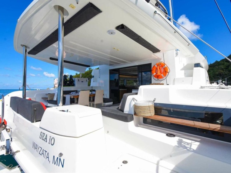 Hire Catamaran Lagoon with a boat licence
