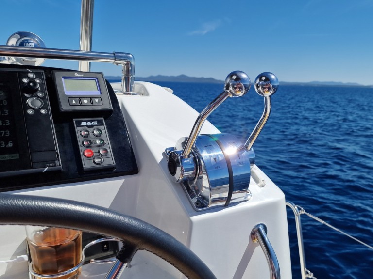 Hire Catamaran Lagoon with a boat licence