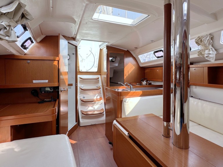 Hire a Bénéteau Oceanis 34.2 Pula