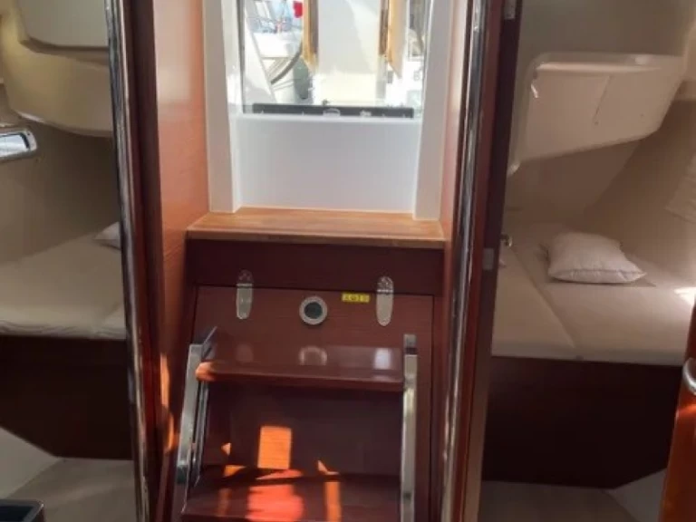 Hire a Hanse Hanse 388 Lefkáda