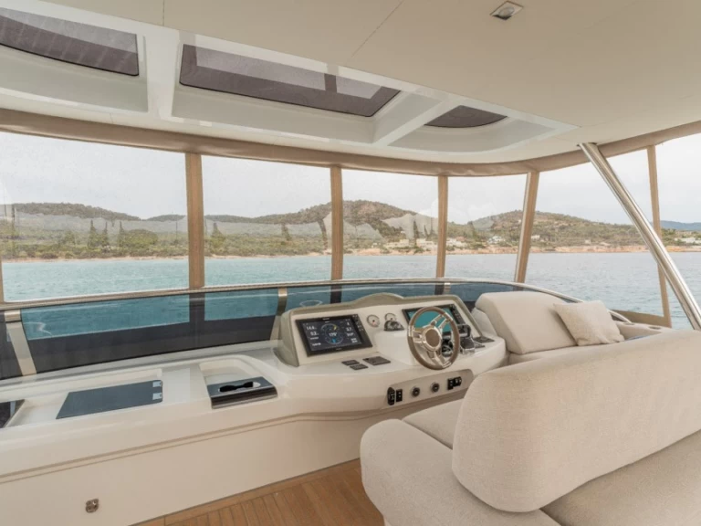Hire Luxury Yacht Lagoon with a boat licence