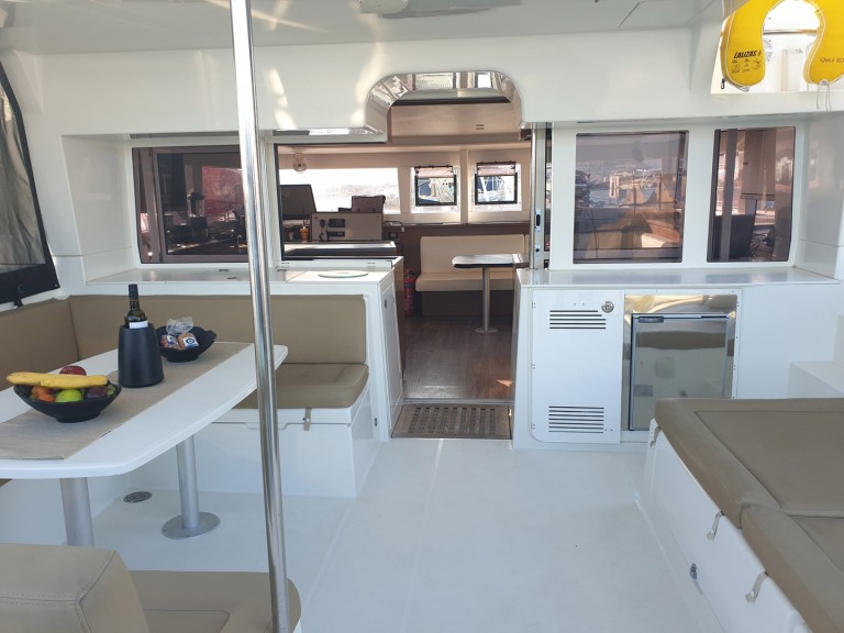 Charter a Lagoon Lagoon 450 F in Vlychada on Samboat