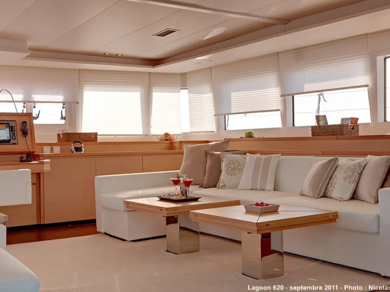 Charter a Lagoon Lagoon 620 in Raiatea Island on Samboat