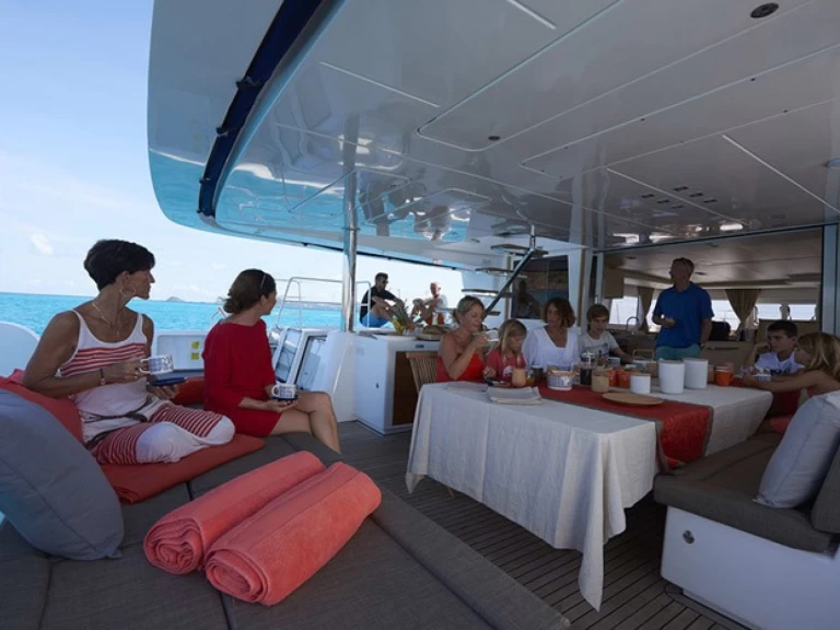 Hire Catamaran Lagoon with a boat licence