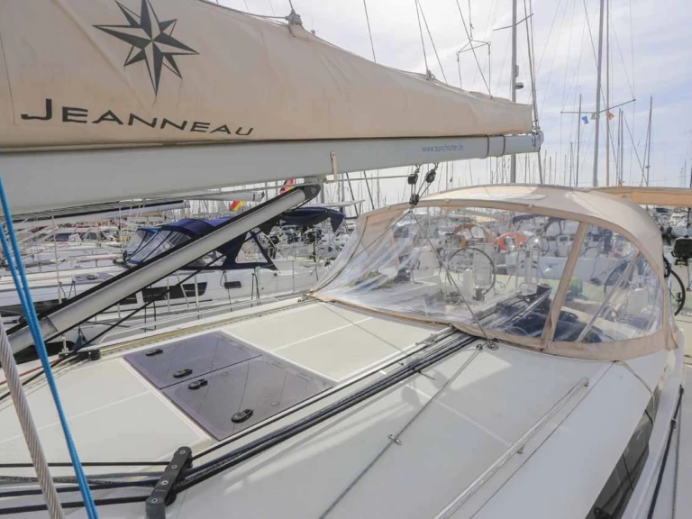 Charter a Jeanneau Sun Odyssey 440 in Palma de Mallorca on Samboat