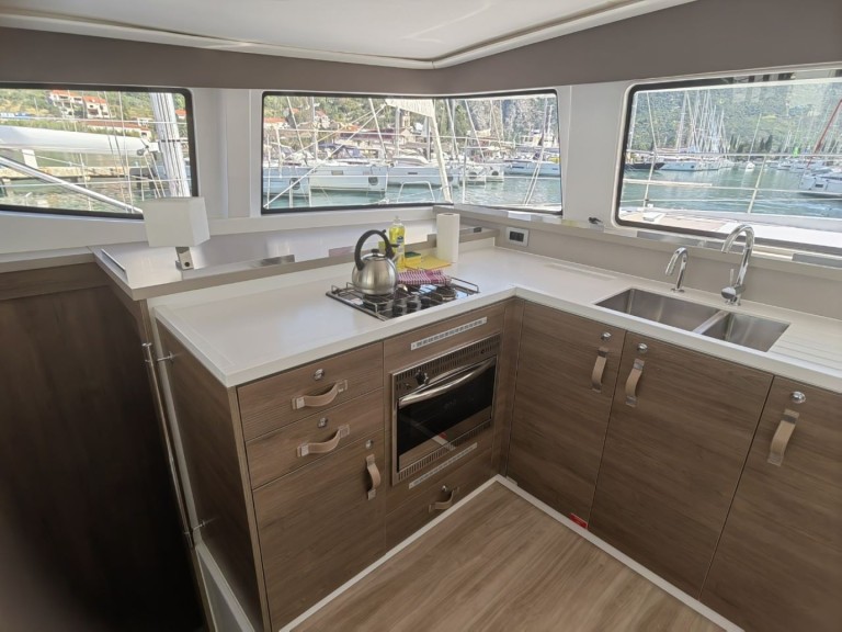 Charter a Bali Bali 4.4 in Komolac on Samboat