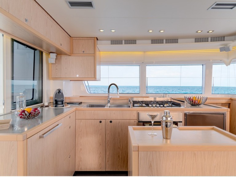 Charter a Lagoon Lagoon 52 F in Nassau on Samboat