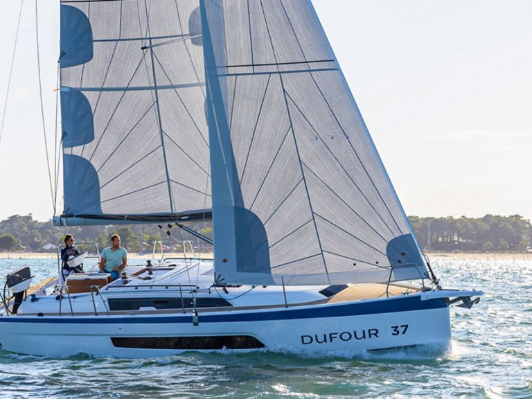 Sailboat to hire Furnari at the best price