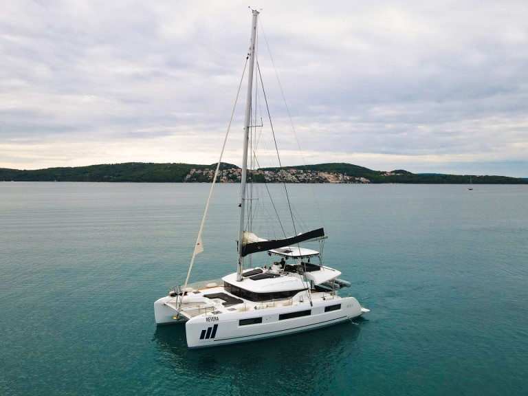 Hire Catamaran Lagoon with a boat licence