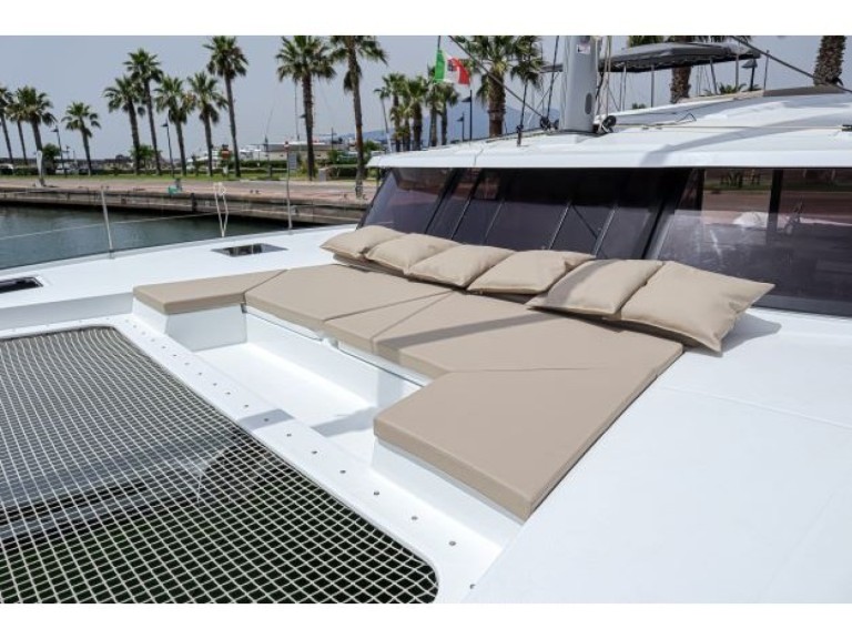 Catamaran to hire Castellammare di Stabia at the best price