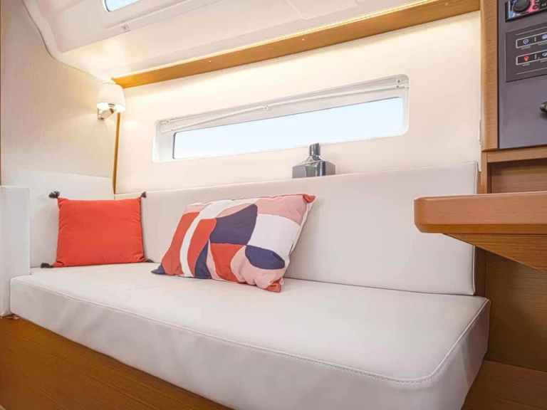 Hire Sailboat Jeanneau with a boat licence