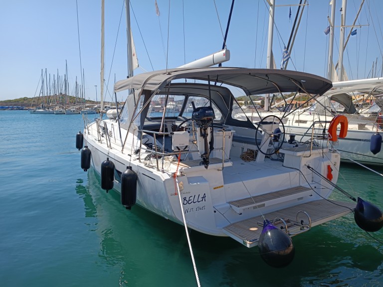 Charter a Bénéteau Oceanis 46.1 in Lávrio on Samboat