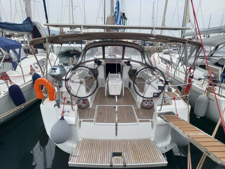 Hire Sailboat with or without skipper Jeanneau Alimos Marina