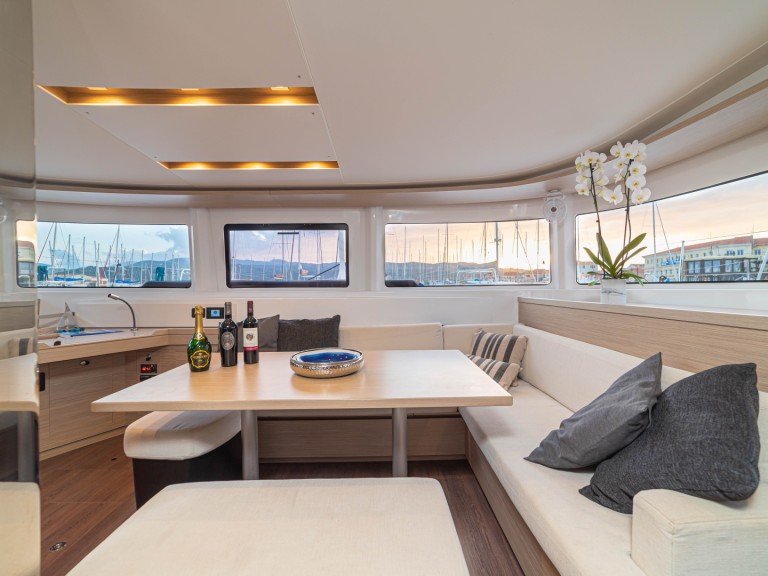 Yacht hire Lefkáda cheap Lagoon 46