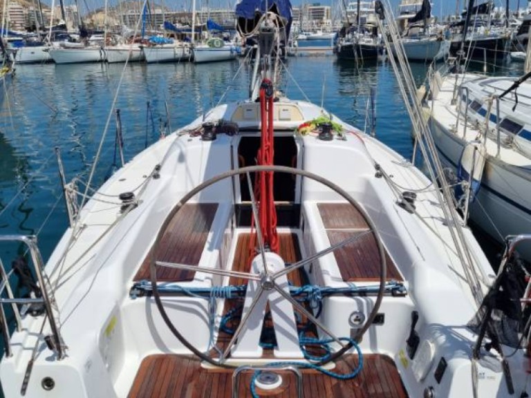 Charter a Dehler Dehler 32 in Marseille on Samboat
