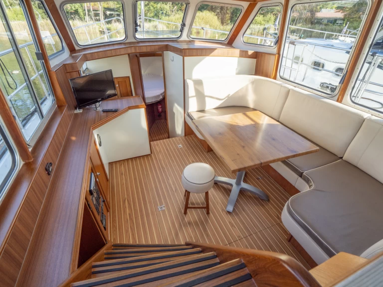 Hire Canal boat Pedro with a boat licence