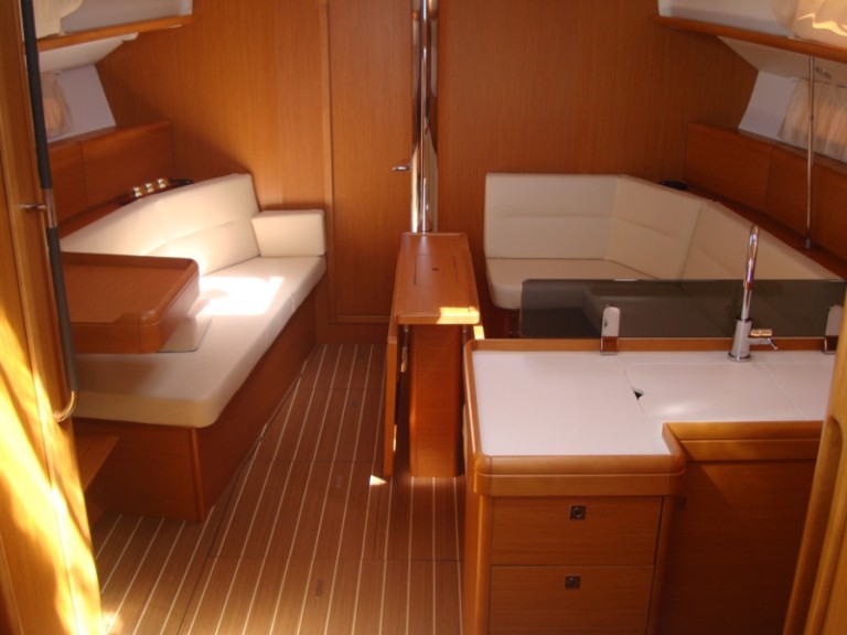Charter a Jeanneau Sun Odyssey 42i in Olbia on Samboat