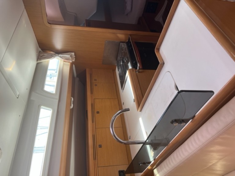 Hire Sailboat Jeanneau with a boat licence