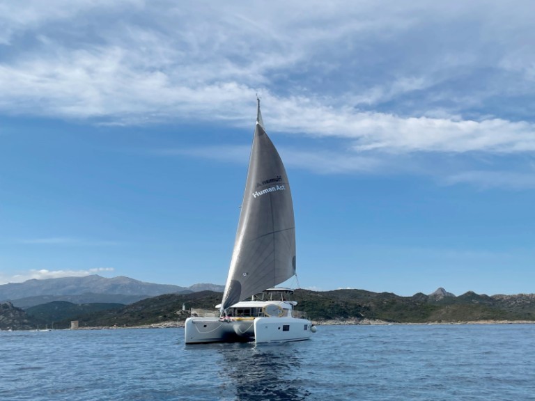 Charter a Lagoon Lagoon 42 in Piombino on Samboat