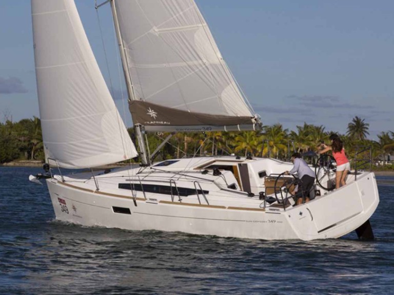 Hire Sailboat with or without skipper Jeanneau Golfo Aranci