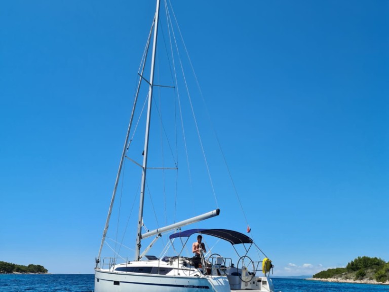 Yacht charter Split - Bavaria Cruiser 37 on SamBoat
