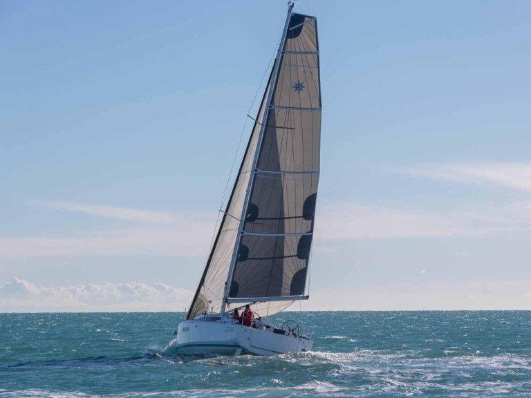 Hire Sailboat Jeanneau with a boat licence