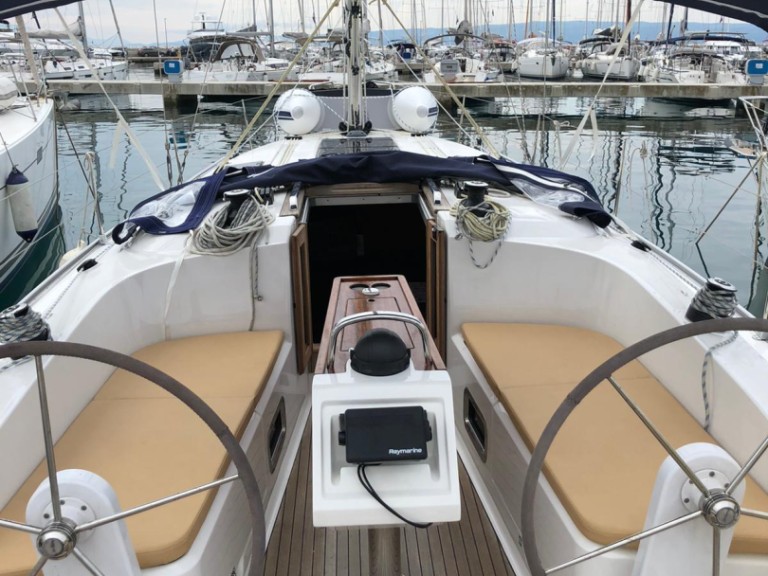 Hire a Bavaria Cruiser 37 Split