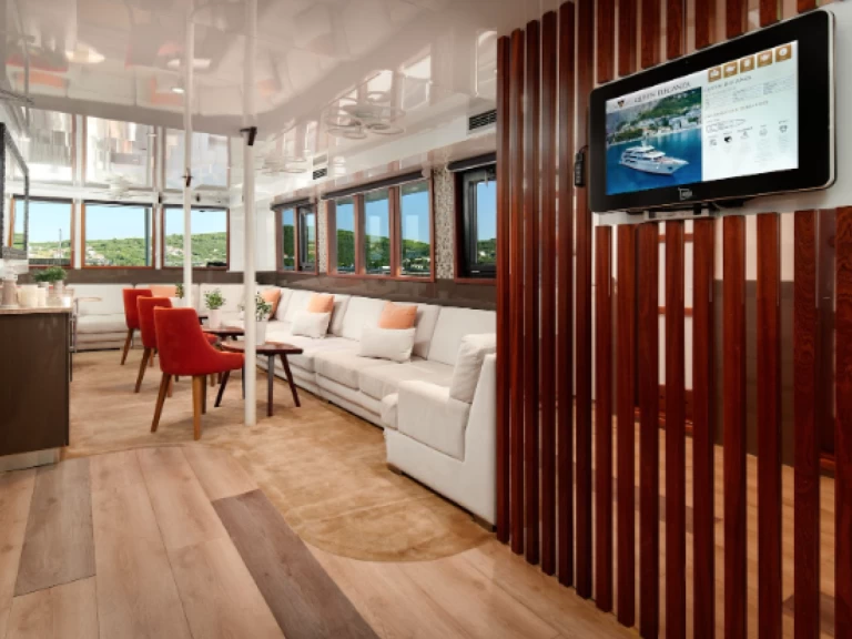 Hire a  Motoryacht Queen Eleganza Split