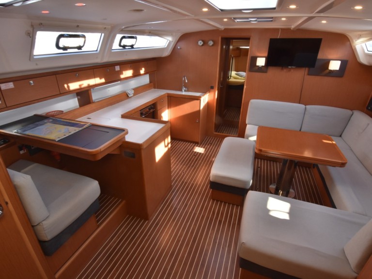 Hire Sailboat Bavaria with a boat licence