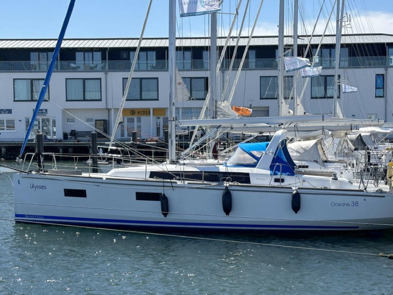 Charter a Bénéteau Oceanis 38 in Heiligenhafen on Samboat