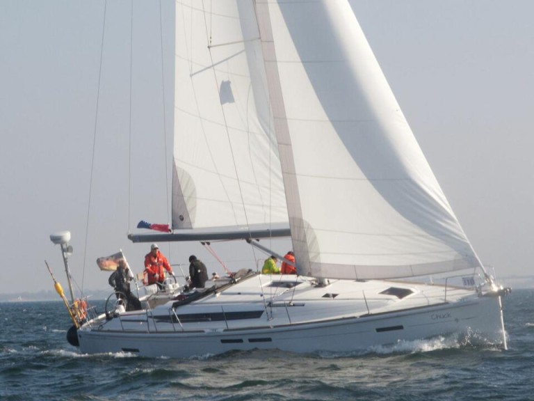 Hire Sailboat Jeanneau with a boat licence
