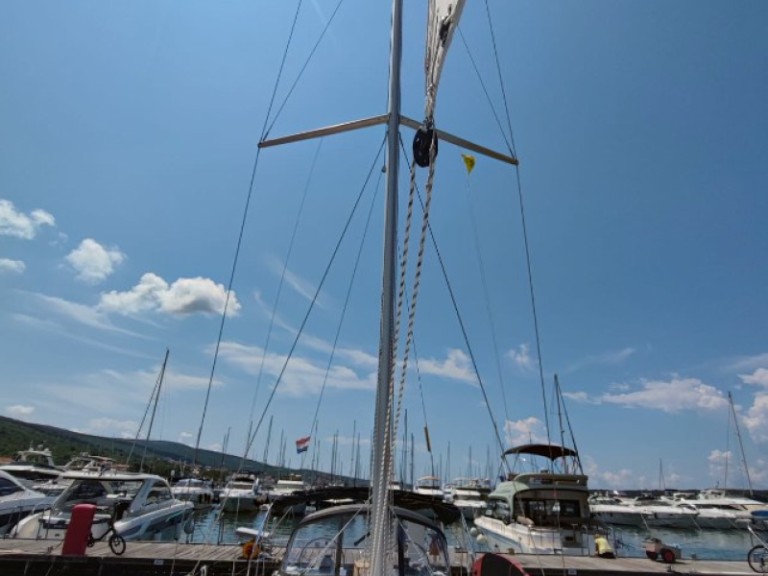 Charter a Bavaria Bavaria C42 in Punat on Samboat