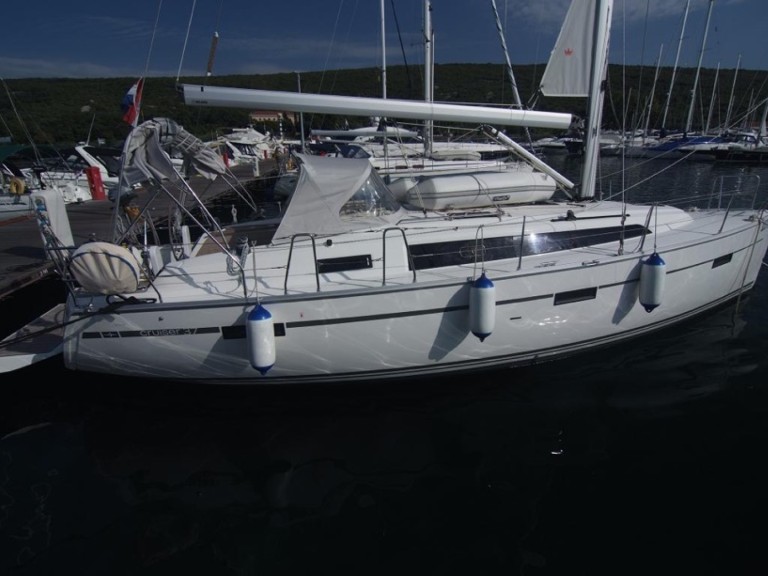 Sailboat hire in Punat - Bavaria Cruiser 37